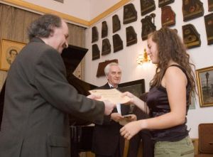 Deniz Kün receives diploma Fot. Andrzej Solnica.